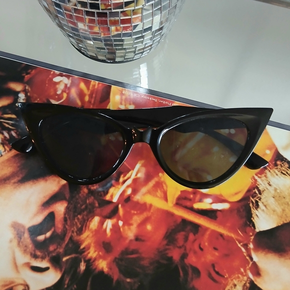 Glamourous Exaggerated Black Cat Eye Sunglasses - Picture 1 of 4